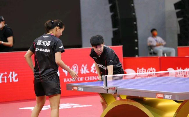 牌与坚果倾 牌与坚果倾